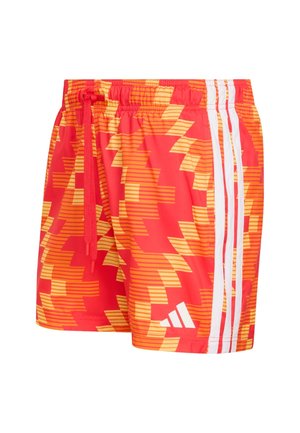 Crvene i narančaste sportske kratke hlače s bijelim bočnim prugama, elastičnim pojasom, crvenim vezicama i Adidas logom na lijevoj nozi.