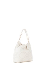 Crème-kleurige handtas, gemaakt van gewatteerd leer, met een geborduurd bloemenpatroon, een geknoopte bovenkant en een kettinghengsel voor het dragen.