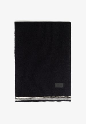 Czarny dziany szalik o prążkowanej fakturze z poziomym paskiem w szaro-białym kolorze u dołu. Zawiera czarną metkę z logo marki.