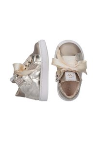 Sneakers metallici argento con accenti imbottiti beige. Presentano un motivo a cuore testurizzato, suola in gomma bianca e lacci beige.