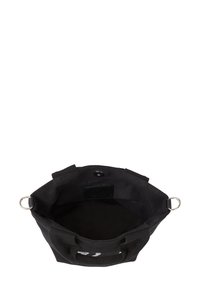 Piccola borsa tote in tessuto nero con due manici corti, apertura superiore con bottone a pressione e anelli metallici su ciascun lato per una tracolla staccabile.