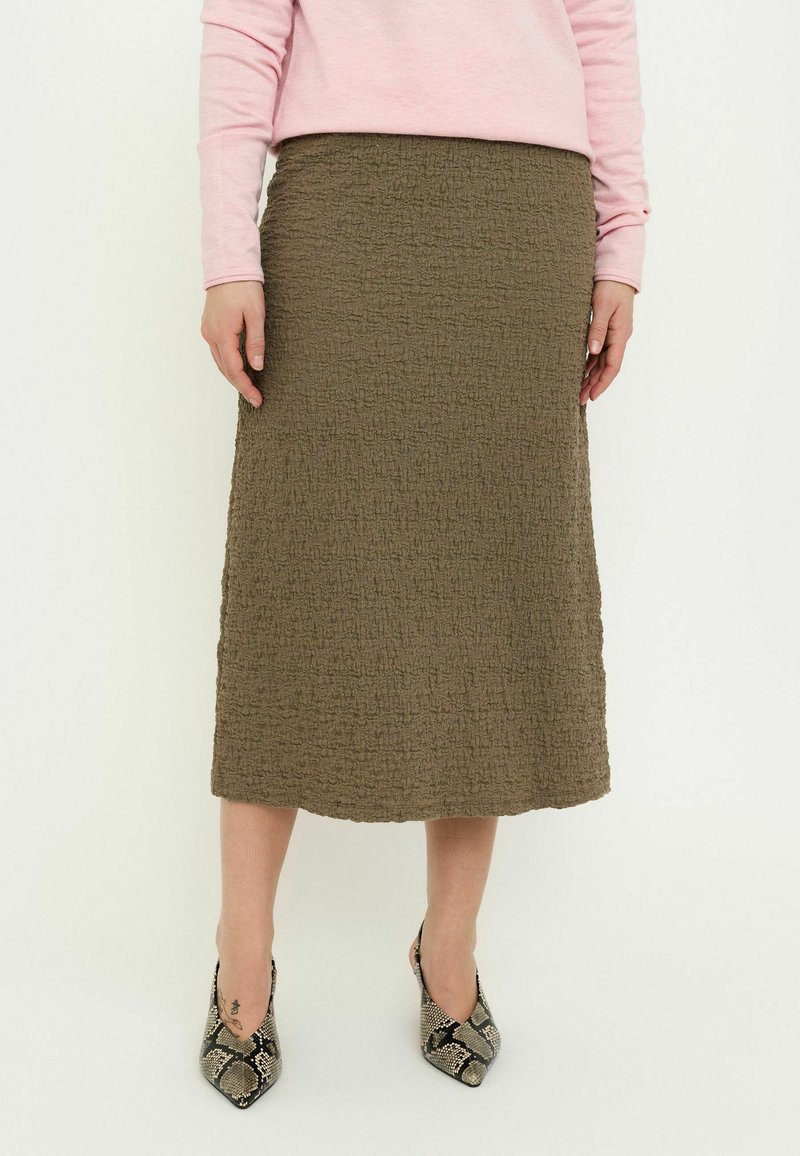 Jupe midi vert olive avec une finition texturée et froissée. Portée avec des talons pointus à motifs. Dotée d'une taille ajustée.