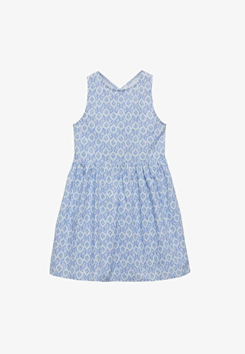 Svijetloplava haljina bez rukava s V-izrezom, raširenim suknjom i uzorkom lišća u tamnije plavoj i bijeloj boji.