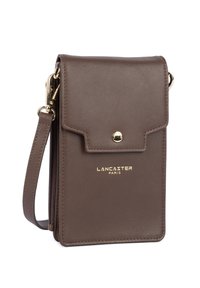 Borsa a tracolla in pelle marrone con chiusura a scatto, logo dorato e finitura testurizzata, dotata di tracolla removibile.