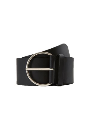 Ceinture en cuir noir avec une large sangle et une grande boucle ronde en métal argenté, enroulée sur un fond blanc.