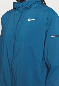 Nike Performance Chaqueta de running - blue