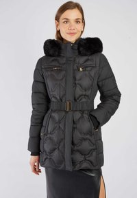 Czarna kurtka puchowa z kapturem z sztucznego futra, z paskiem w talii, zamkniętymi kieszeniami na zamek i pikowanym wzorem. Posiada złote akcenty i średniej długości fason.