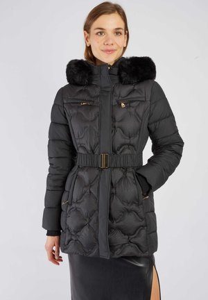 Zwarte pufferjas met een nepbont capuchon, een ceintuur in de taille, ritszakken aan de voorkant en een geborduurd patroon. Kenmerkt gouden accenten en een middellange stijl.