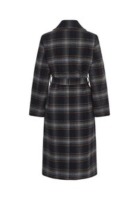 Long manteau à carreaux noirs, gris et marron, manches longues, col et ceinture assortie à la taille, vu de dos.