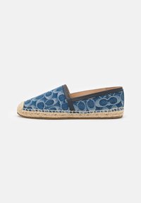 Denim espadrille med ett blått cirkulärt mönster, sula av jute-rep och svarta läderdetaljer. Slip-on design utan snören eller fästen.