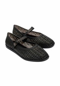 Zapatos estilo Mary Jane de color negro con patrón trenzado, material plástico, correa ajustable y suela lisa, con un forro interior texturizado.