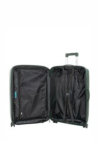 Maleta rígida verde con asa telescópica, correas interiores y forro de tela negra. Cuenta con un compartimento con cremallera para organizar.