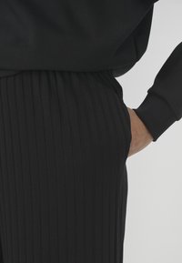 ONLY Petite ONLINGA PANT - Pantalon classique - black