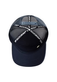 Marineblaue Kappe mit strukturiertem Vorderteil und Netzrücken. Mit einem innen angebrachten schwarzen Markenriemen und gebogenem Schirm. Strukturierter Stoff und Nahtdetails.