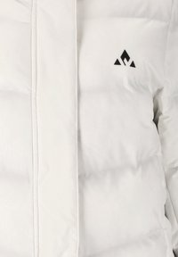 Weiße Pufferjacke mit gestepptem Muster, ausgestattet mit einem schwarzen dreieckigen Logo auf der linken Brustseite. Mit Reißverschluss vorne und hohem Kragen.