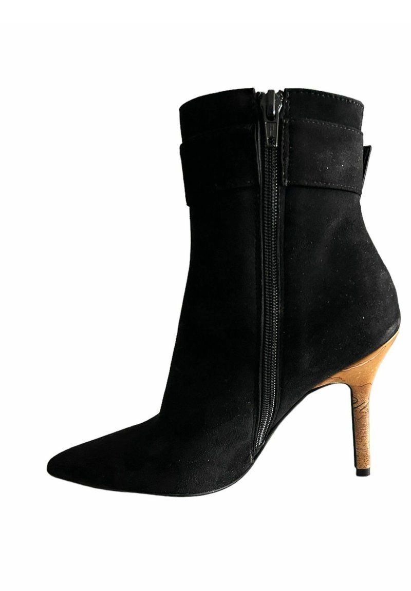 Stivale alla caviglia in suede nero con punta affusolata, cerniera laterale e tacco a stiletto in sughero. Presenta un design a risvolto nella parte superiore.