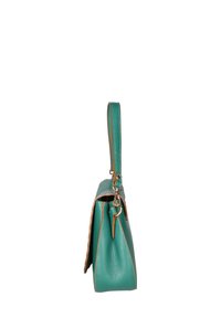 Borsa a tracolla in pelle color teal con una forma strutturata, rifiniture dorate e un manico singolo superiore. Presenta cuciture a contrasto e un compartimento principale con zip.