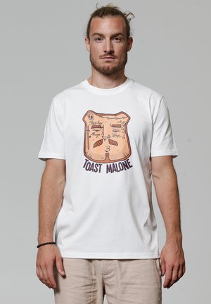 Weißes Baumwoll-T-Shirt mit einem Cartoon-Toastdesign, das Gesichtszüge zeigt, und dem Text "TOAST MALONE" am unteren Rand.