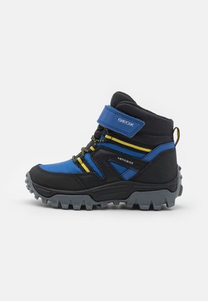 Scarpone da trekking impermeabile per bambino, blu e nero con dettagli gialli, cinturino in velcro, suola grigia robusta e loghi del marchio "GEOX" e "AMPHIBIOX".