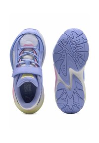 Chaussures de sport violet clair avec panneaux en mesh, une bride à scratch et une semelle extérieure multicolore à motif texturé.