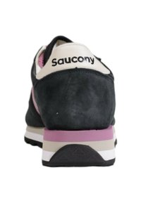 Sneaker con una parte superiore in pelle scamosciata nera, accenti rosa chiaro e un colletto bianco. Presenta una suola testurizzata e un marchio sul tallone.