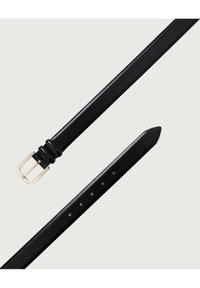 Cintura in pelle nera con una texture liscia, dotata di una fibbia rettangolare in metallo color oro e cinque fori di regolazione lungo il cinturino.