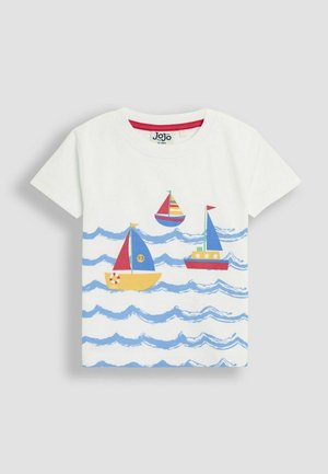 Biely bavlnený tričko s farebnými grafikami plachetníc a modrými vlnami. Červený akcent na golieri. Navrhnuté pre deti vo veku 12-18 mesiacov.