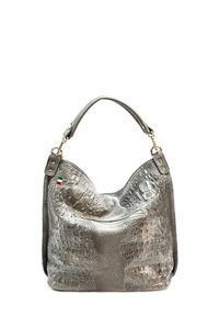 Metallisch zilveren handtas gemaakt van gez textured leer met een krokodillenpatroon, met een gebogen handvat en accenten van goudkleurig beslag.