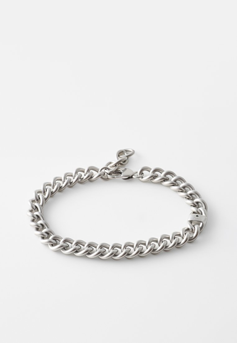 Pulsera de cadena de color plateado, con eslabones entrelazados, acabado pulido y cierre de gancho con un pequeño detalle de hardware.