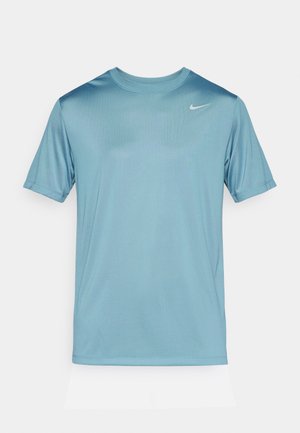 T-shirt de sport bleu clair en tissu lisse et respirant. Doté d'un col rond et de manches courtes avec un petit logo blanc sur la poitrine.