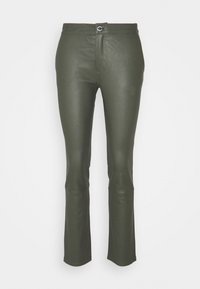 Olijfgroene, getailleerde broek van synthetisch leder, met een traditionele knoopsluiting en subtiele stikdetails langs de naden.