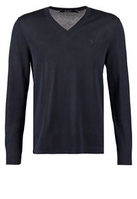 Tmavě námořnický svetr s dlouhým rukávem a V-výstřihem s jemným logem na hrudi, vystavený na čistém bílém pozadí.