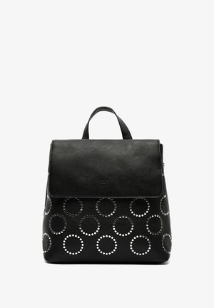 Zaino in pelle nera con decorazioni di borchie circolari nella parte inferiore, manico superiore e chiusura a pattina. Design semplice e geometrico.