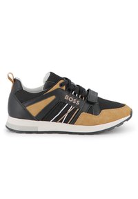 Pantofii sport negri și bej au un superior din suede și plasă, șireturi, un guler căptușit și o talpă din cauciuc cu o talpă intermediară albă contrastantă.
