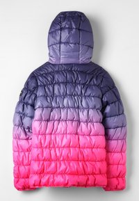 Puffig huva jacka med en gradient från lila till rosa. Kviltat mönster med en glänsande yta. Har en matchande huva.