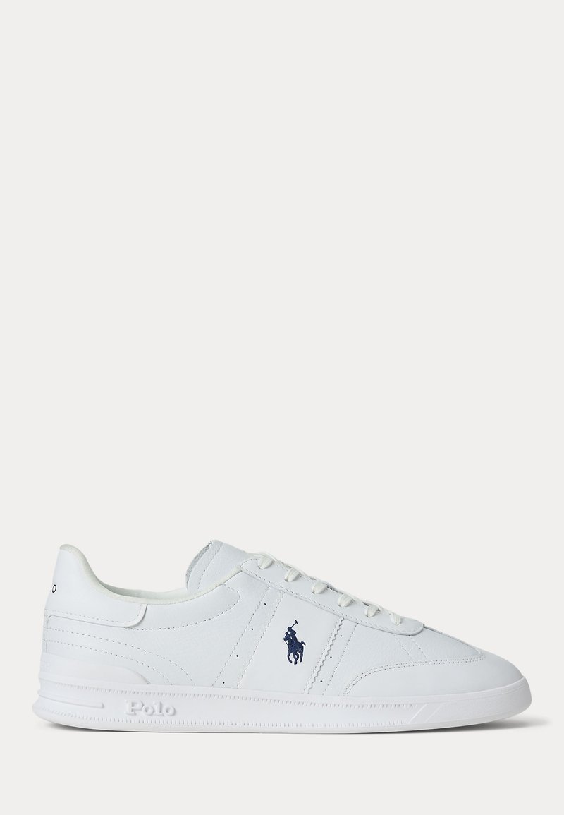 Witte lage sneaker met veters, gestikte details, Polo-logo in marineblauw op de zijkant en geperst Polo-tekst op de zool bij de hiel.