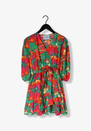 Blumenkleid an einem Kleiderbügel, mit grünem Hintergrund und roten sowie orangen Blumen, V-Ausschnitt, elastischen Bündchen und einem Bindegürtel.