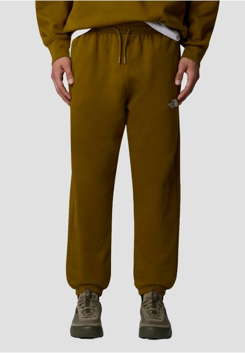 Olijfgroene sweatpants met elastische tailleband, trekkoord en taps toelopende pijpen. Bevat een klein grijs logo op de linker bovenbeen. Zachte stoftextuur.