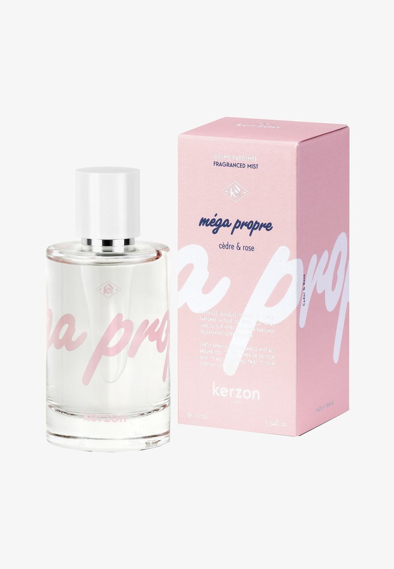 Klares Glas-Sprühfläschchen mit weißem Verschluss und rosa Schrift, neben einer rosa Schachtel mit der Aufschrift "méga propre" Zeder- und Rosen-Duftnebel.