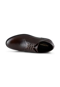 Smeđi kožni cipele za odijelo s glatkom površinom, okruglog vrha, s četiri rupice za vezice i elegantnim, minimalističkim dizajnom.