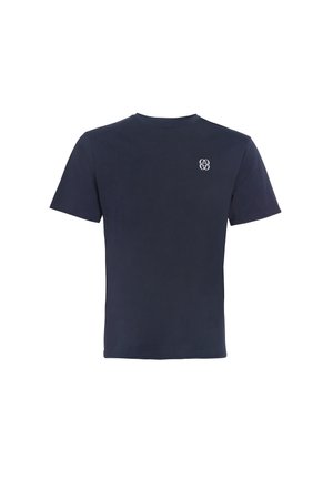 Maglietta a maniche corte blu navy con piccolo logo bianco a cerchi intrecciati sul petto sinistro su sfondo bianco.