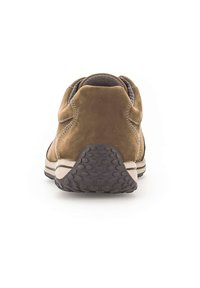 Bruine suède schoen met een gestructureerde rubberen zool, ronde vorm, gevoerde kraag en contrasterende crèmekleurige stiksels. Tijdloos casual ontwerp.