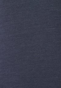 Marineblauwe stof met een gladde textuur en een fijn breipatroon, met subtiele variaties in toon. Geschikt voor casual kleding.