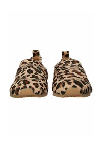 Pár nazúvacích topánok s leopardím vzorom na kožušine a gumovou podrážkou, zobrazený spredu na bielom pozadí.