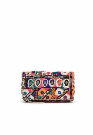 Pochette colorée avec broderies circulaires et géométriques vibrantes, bords cousus et anse chaîne argentée sur fond blanc.