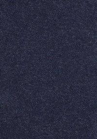 Ciemnoniebieska tkanina z drobnym, żeberkowym wzorem. Materiał wydaje się miękki i nieco odbijający światło, ukazując subtelne różnice w odcieniu.