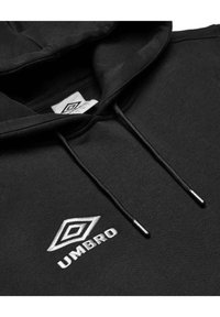 Le hoodie noir présente un cordon de serrage avec des embouts en métal argenté et un logo Umbro brodé en blanc. Tissu doux avec une texture lisse.