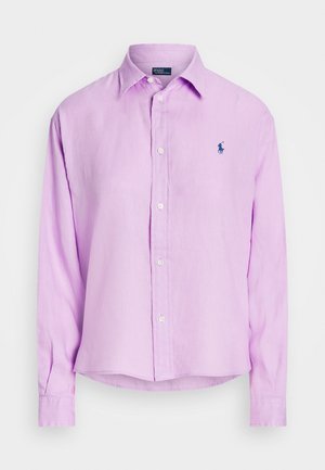 Fialová košile s dlouhým rukávem na knoflíky, s límečkem a malým tmavě modrým logem Polo Ralph Lauren na levé straně hrudi.