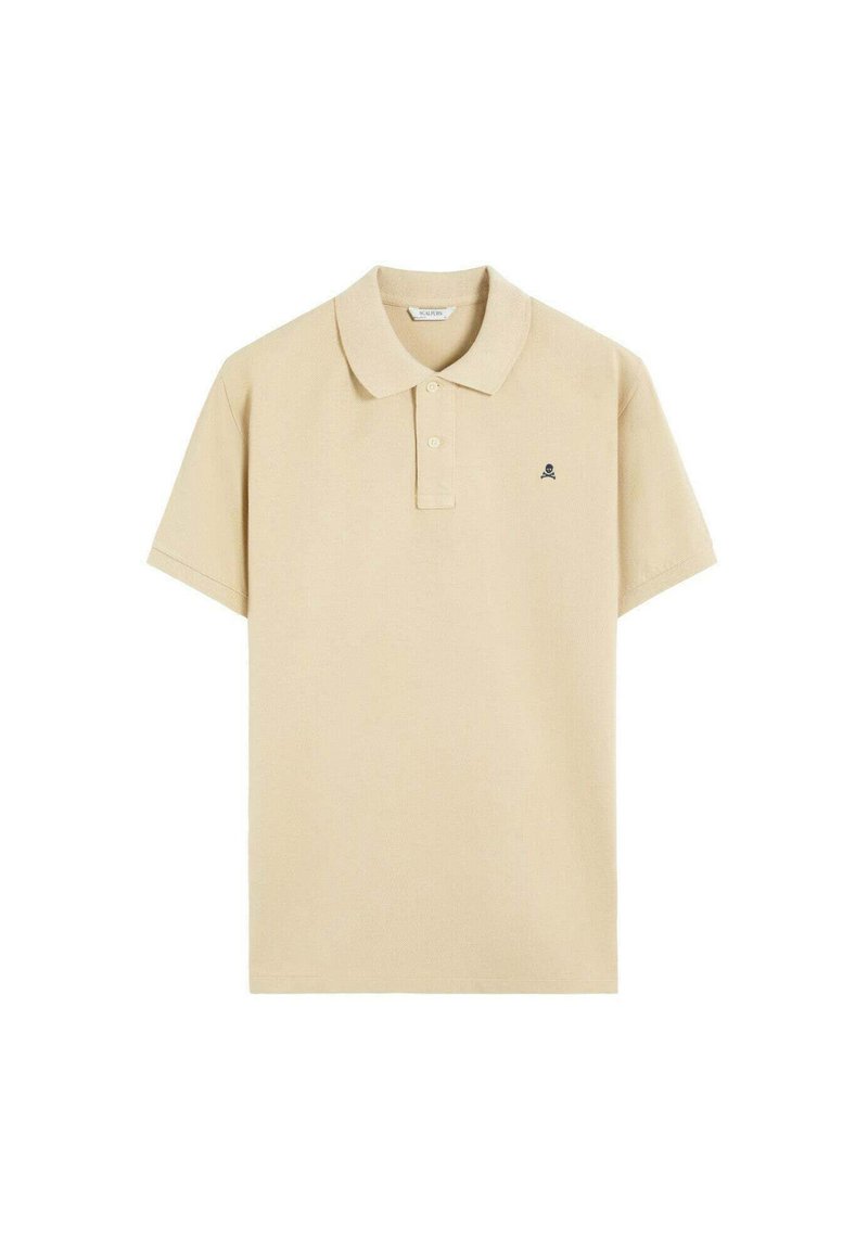 Polo beige à manches courtes avec col, patte à deux boutons et petit logo tête de mort noire sur le côté gauche de la poitrine.