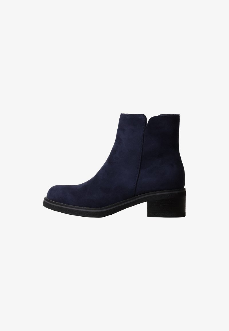 Bottine en daim bleu foncé avec semelle noire et petit talon bloc, vue de profil sur fond blanc.